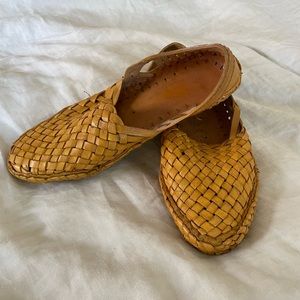 Women’s mohinders style huaraches size 8.5